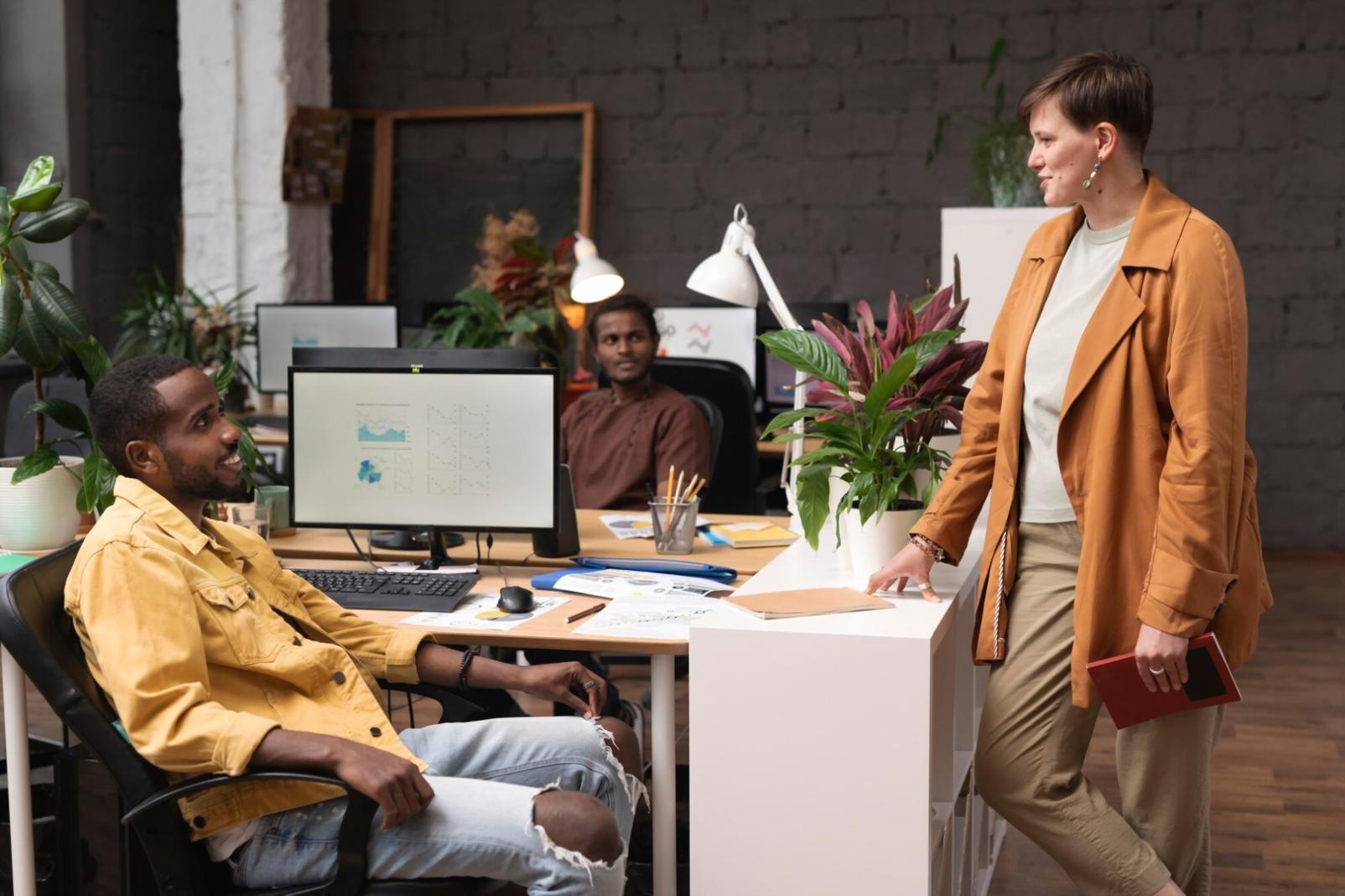 Documentos financieros y calculadora mostrando el proceso de planificación presupuestaria