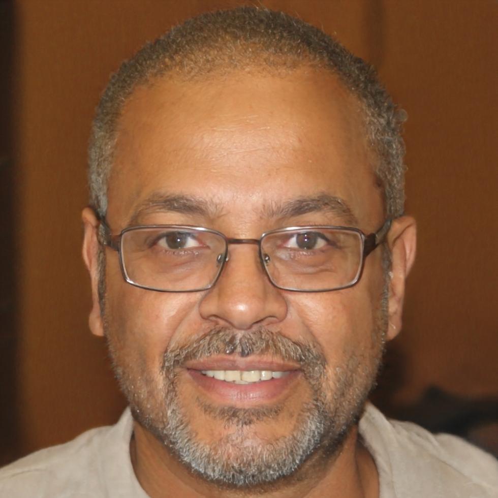 Retrato de Casimiro Villareal, graduado del curso de finanzas personales