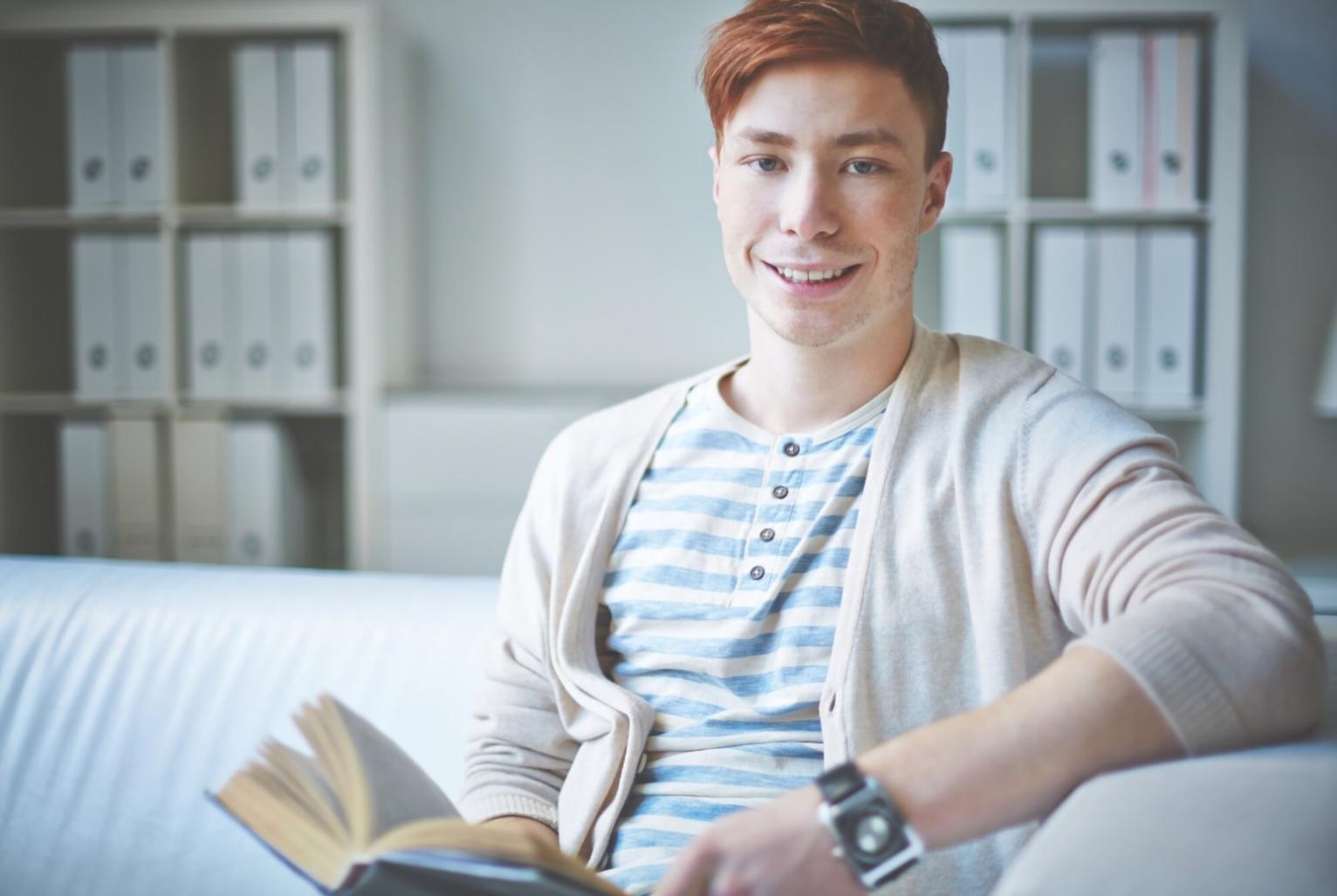 Estudiantes participando en taller de finanzas personales con instructor