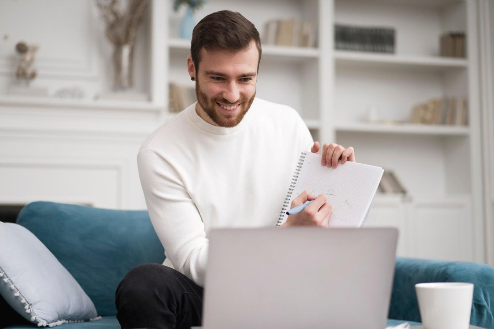 Estudiantes trabajando con calculadoras y documentos financieros durante sesión práctica de presupuesto